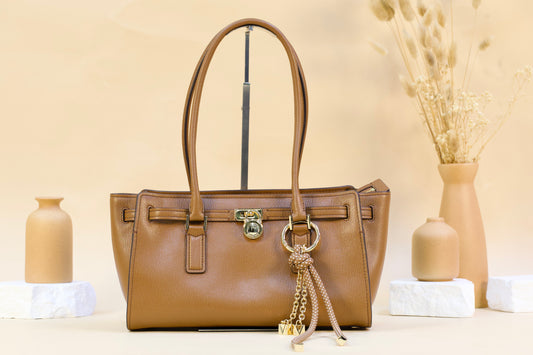 MICHAEL KORS 30FSGNXT0L SM HAMILTON MODERNE SM EW SHOULDER TOTE W/ CHARM LUGGAGE